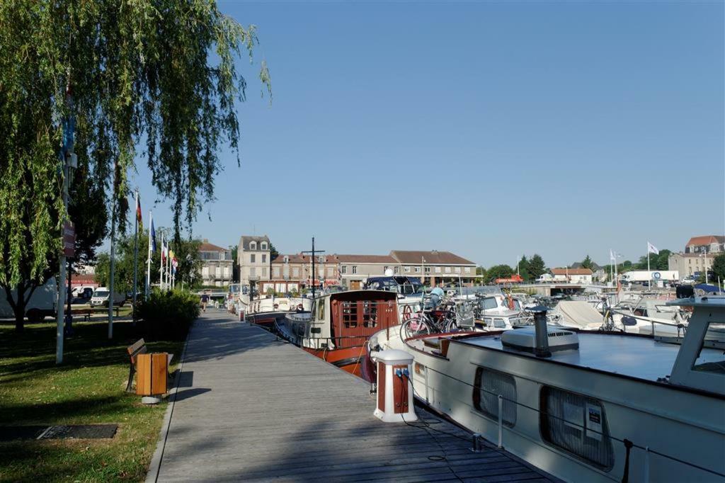 Toul Appartement Entier Avec Parking Prive Au Calme Cosy A Etage Avec Balcon Exterior foto